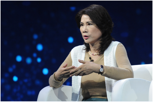 首次直播带货撞车罗永浩，董明珠的底气是什么？