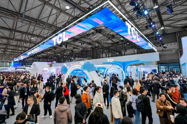 定义“屏宇宙”与AI应用创新，TCL亮相AWE2026